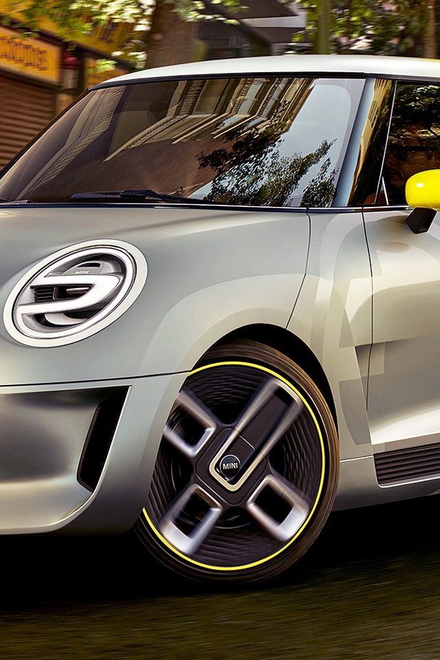 Серебристый электрический автомобиль Mini Electric