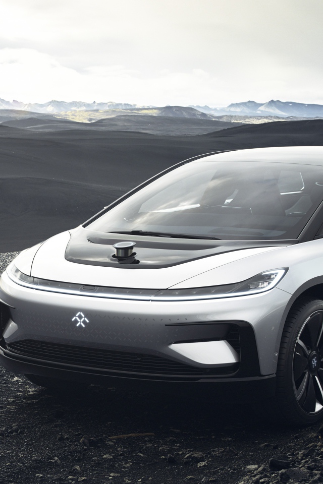 Серебристый электрический кроссовер Faraday Future FF91