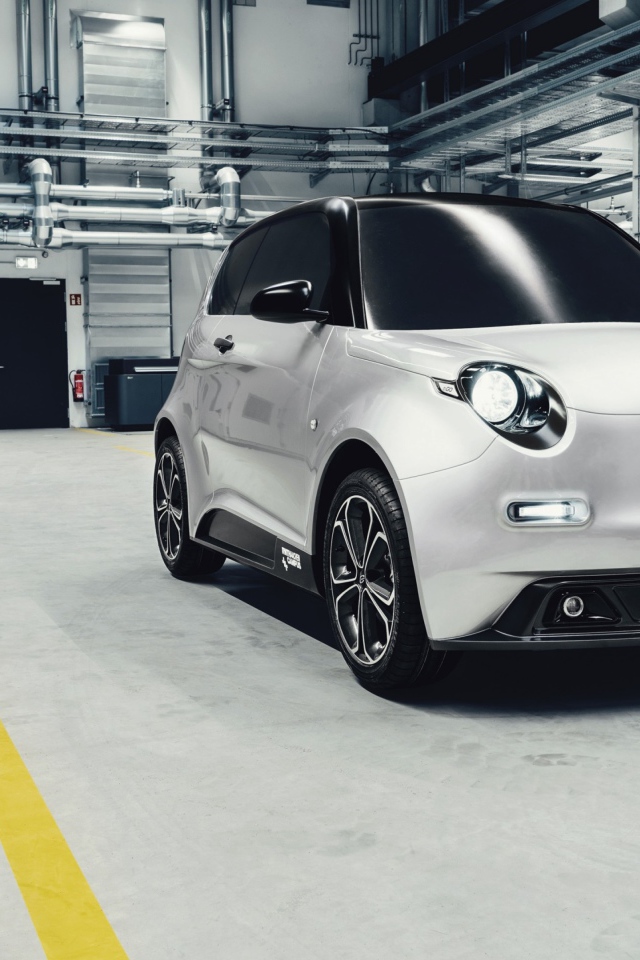 Серебристый маленький электромобиль e.GO Life