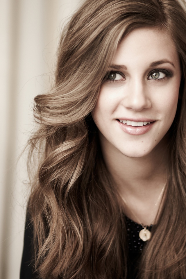 Улыбающаяся американская актриса Лили Рейнхарт