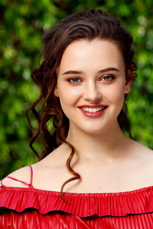 Улыбающаяся актриса Кэтрин Лэнгфорд в красном платье