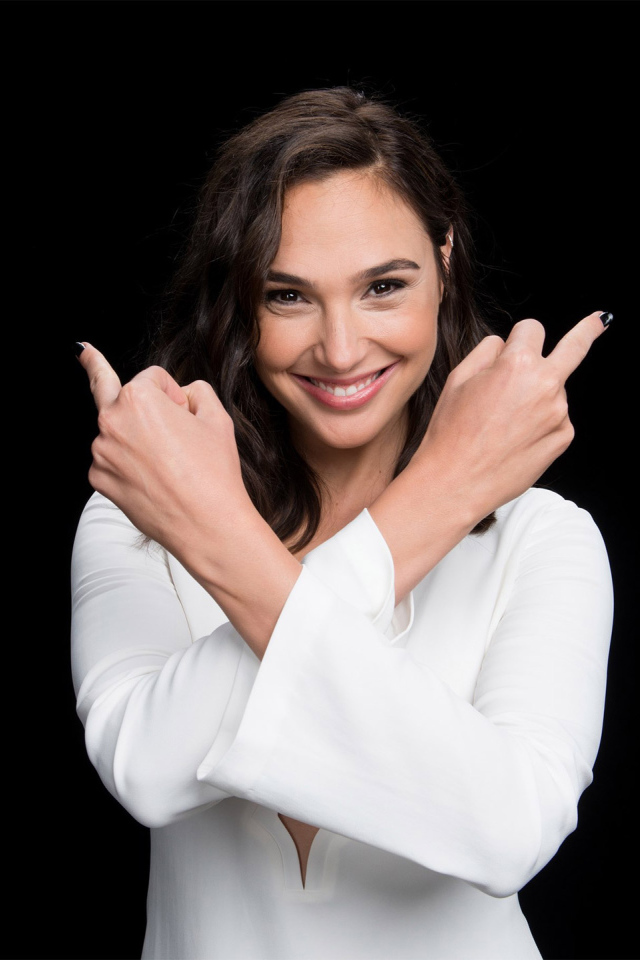 Улыбающаяся актриса Галь Гадот фото на черном фоне