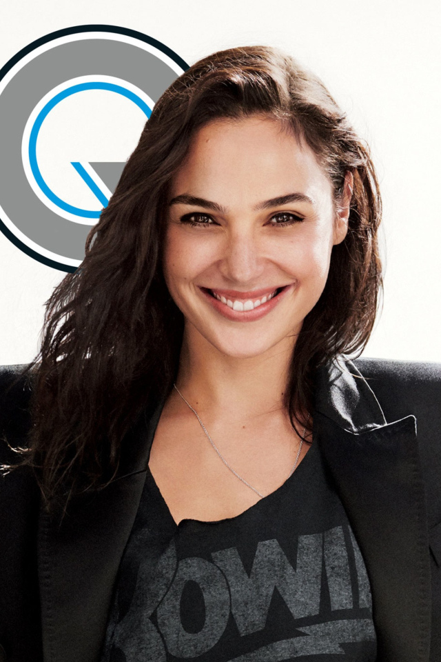 Улыбающаяся брюнетка актриса Галь Гадот