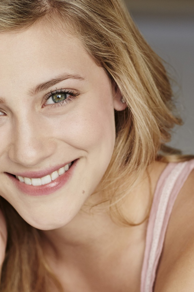 Улыбающаяся зеленоглазая актриса Лили Рейнхарт