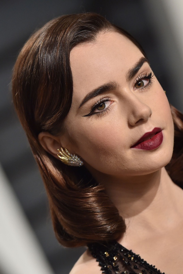 Эффектная брюнетка Лили Коллинз с красивым макияжем