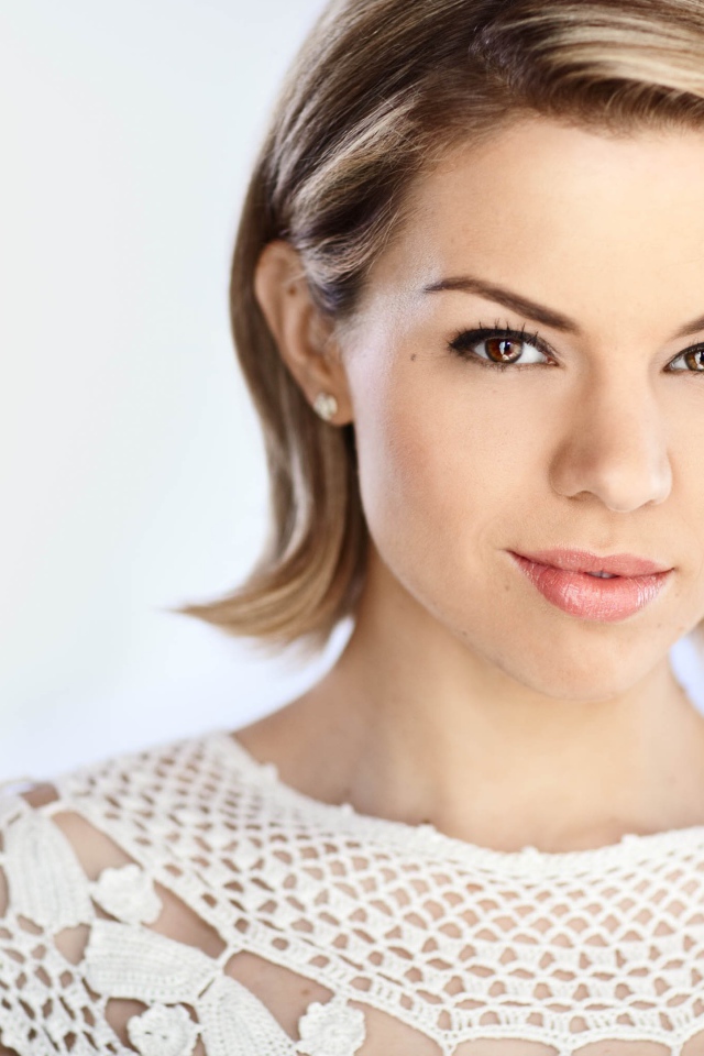 Стильная канадская актриса  Эли Либерт фото на белом фоне