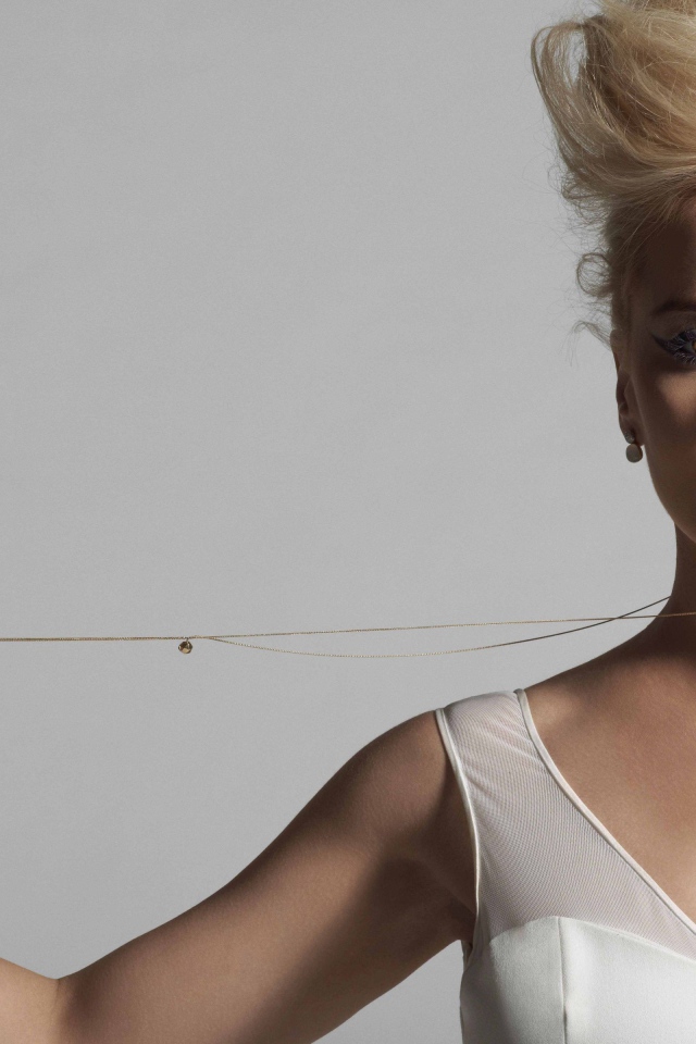 Стильная актриса Эбби Корниш фото на сером фоне