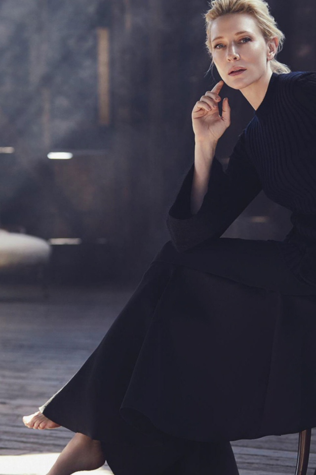 Стильная актриса  Кейт Бланшетт в красивом черном платье