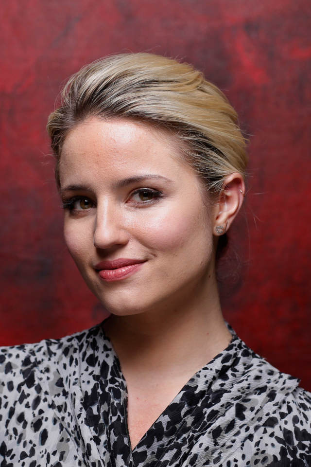 Стильная актриса Дианна Агрон фото на красном фоне 