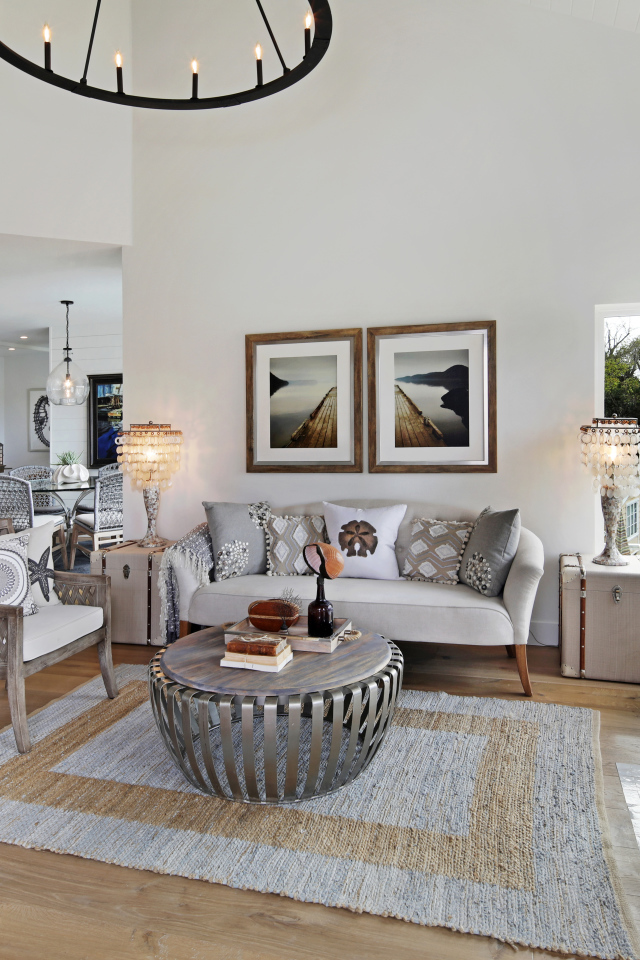 Стильная гостиная комната в серых тонах с камином