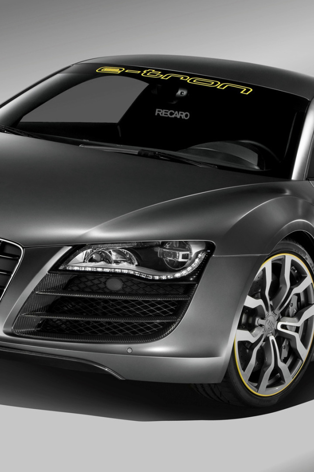 Стильный серебристый электромобиль Audi R8 e-tron 