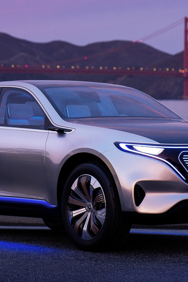 Стильный серебристый электромобиль  Mercedes Generation EQ