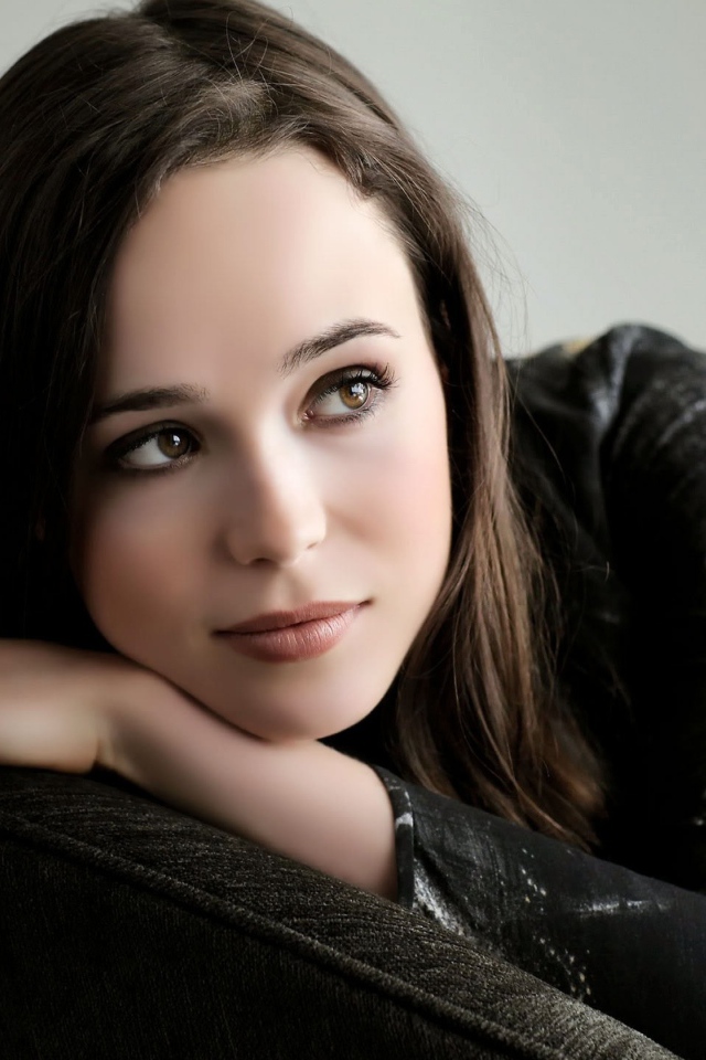 Нежна девушка брюнетка актриса Эллен Пейдж