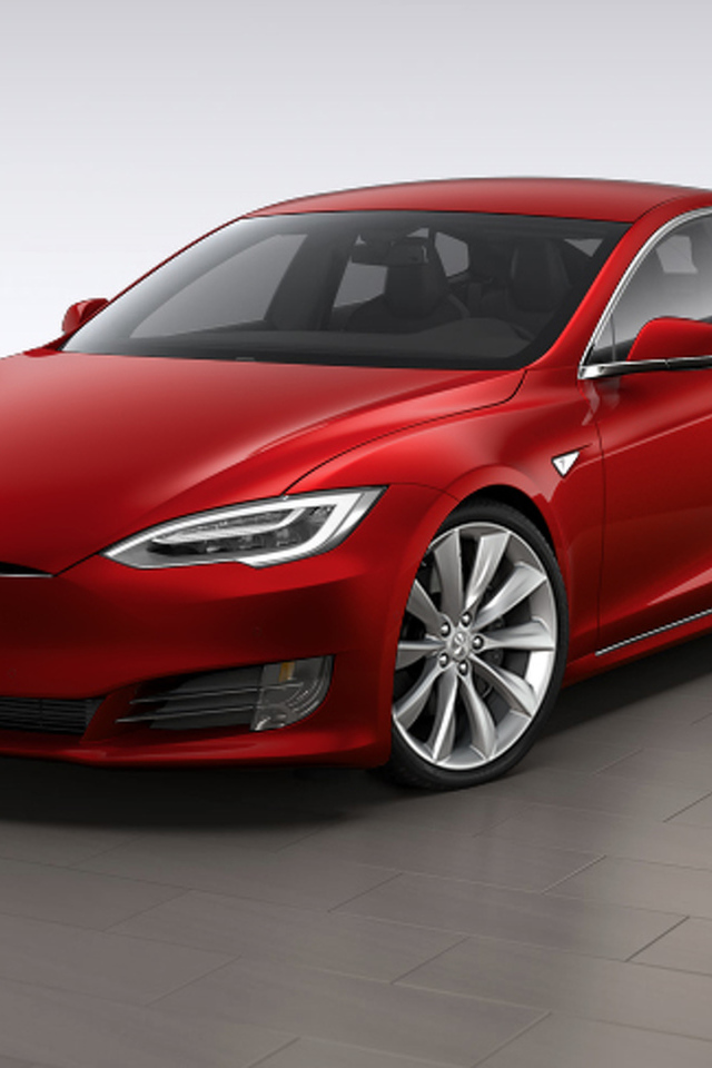 Электрокар Tesla Model S 2016 года