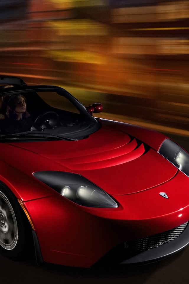Спортивный электромобиль Tesla Roadster на трассе 