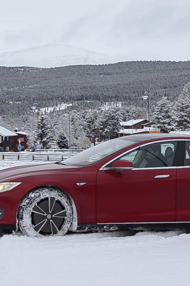 Электромобиль Tesla на снегу  