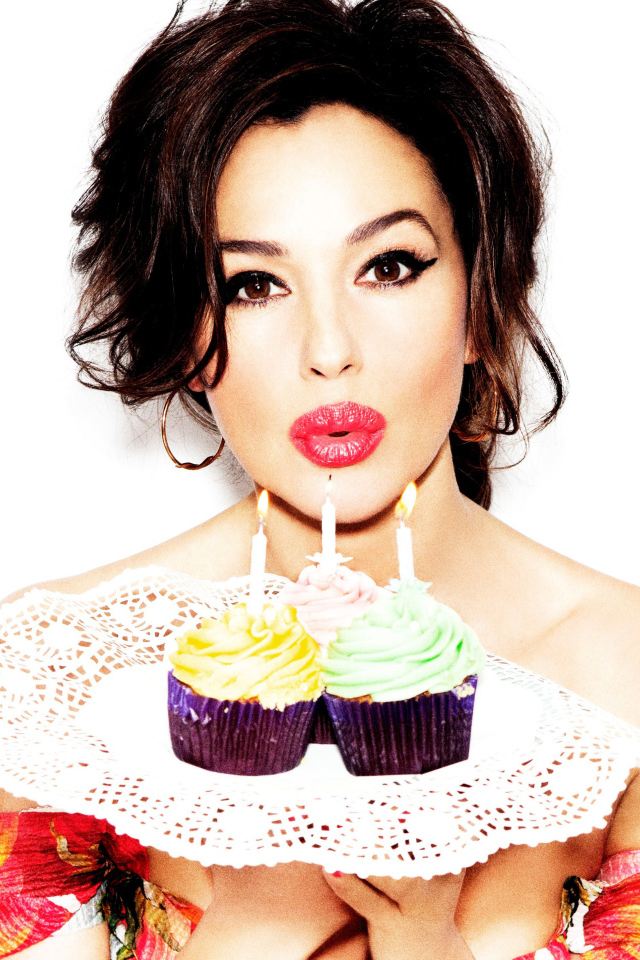 Красивая актриса Моника Беллуччи с маффинами 