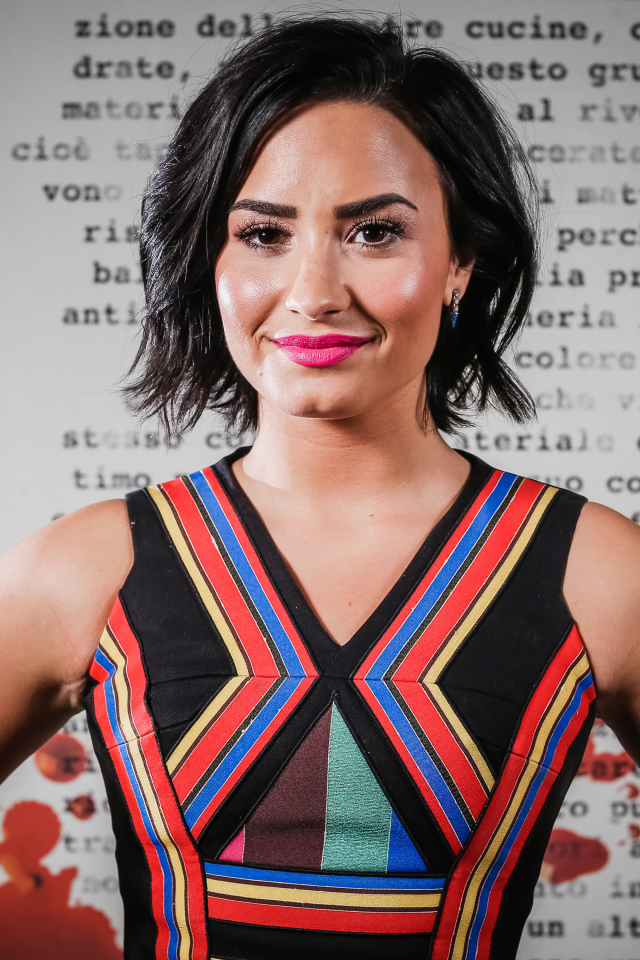 Девушка брюнетка Деми Ловато в ярком платье 