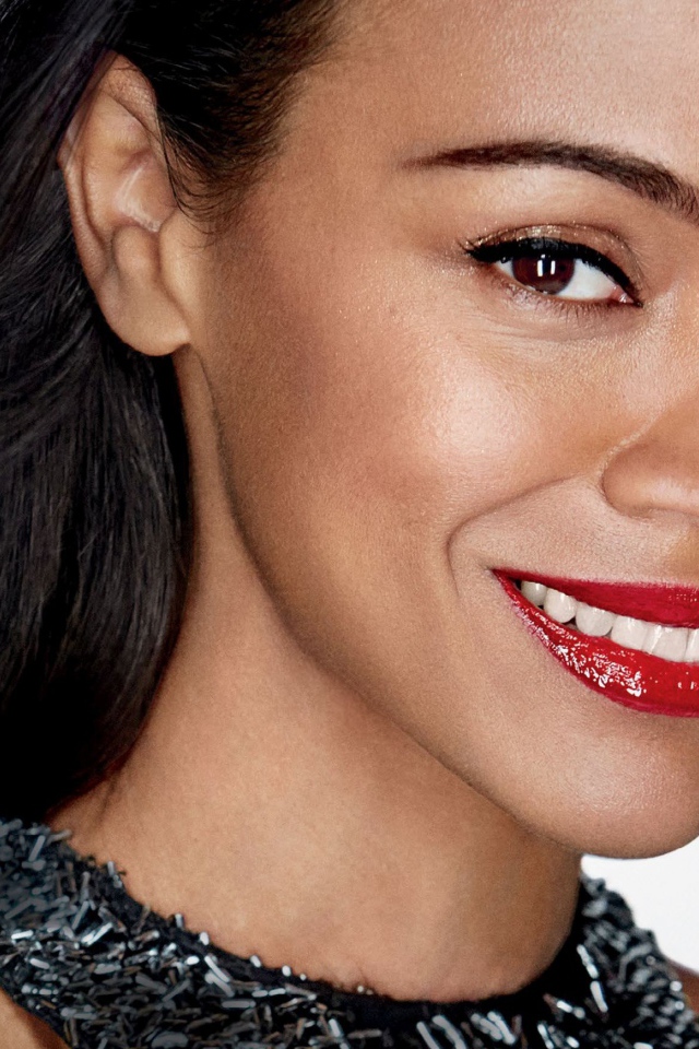 Обворожительная улыбка актрисы Зои Салдана 