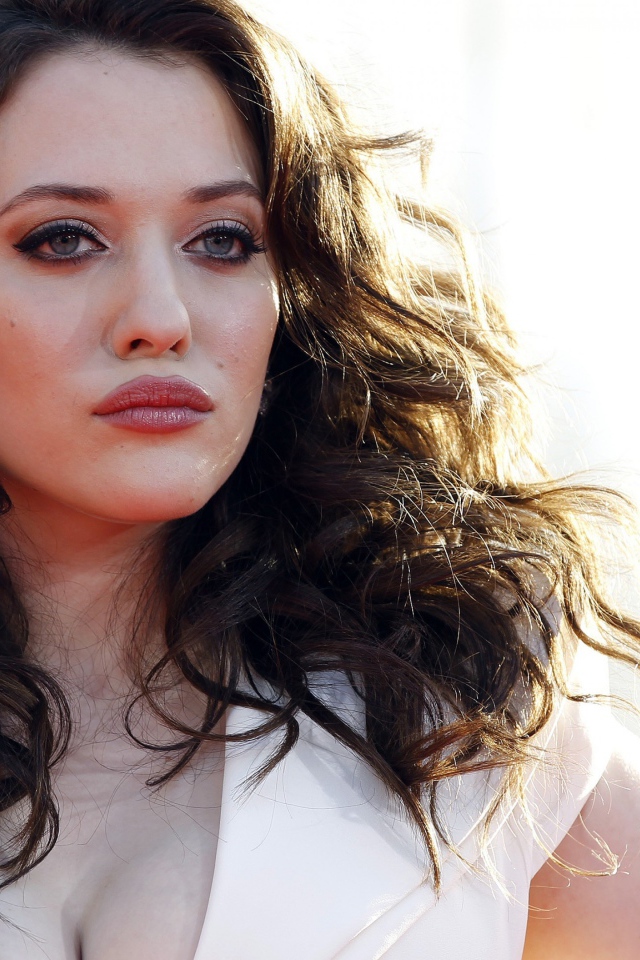 Знаменитая актриса, брюнетка Кэт Деннингс