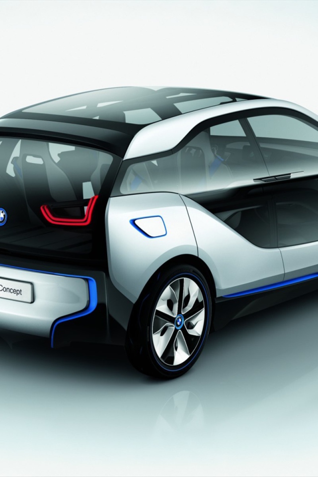 Новый электромобиль БМВ на белом фоне