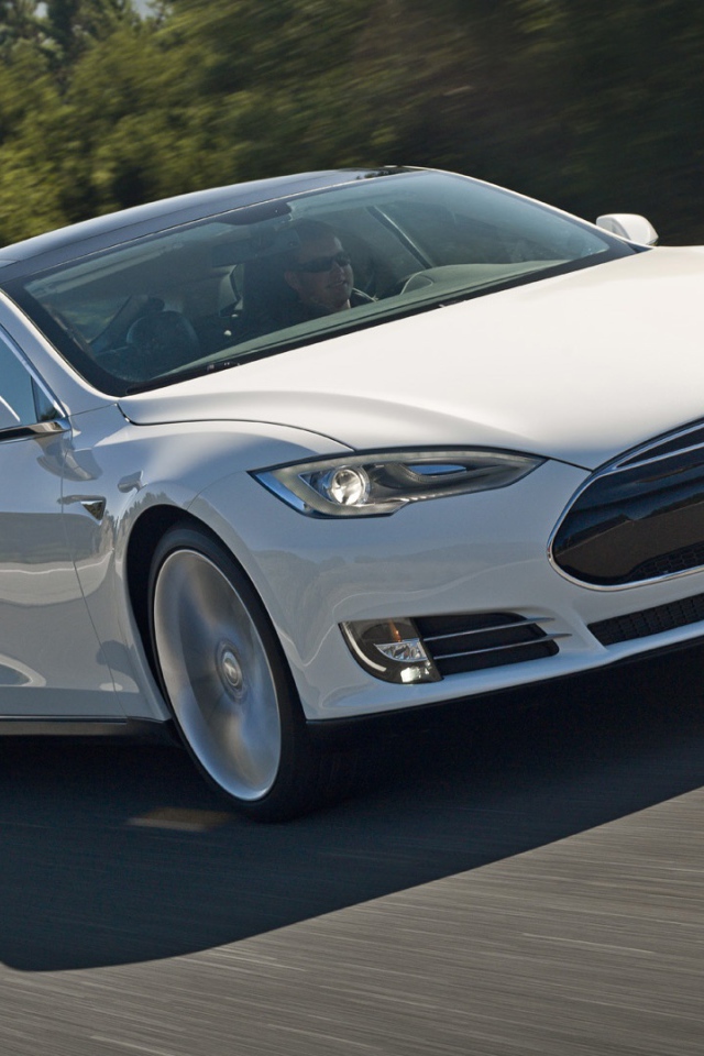 Белоснежный электромобиль Тесла на трассе 