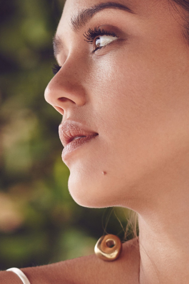 Задумчивый взгляд актрисы Джессики Альба