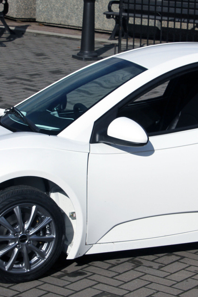 Белый электромобиль Solo модель 2017 года 