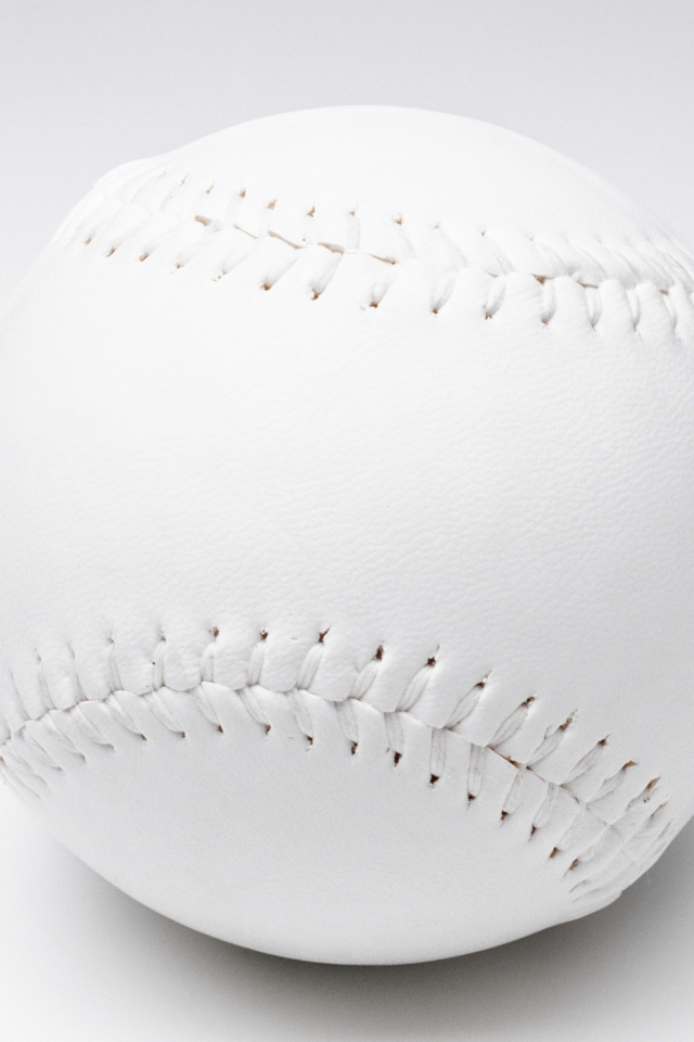 Белый бейсбольный мяч на белом фоне 