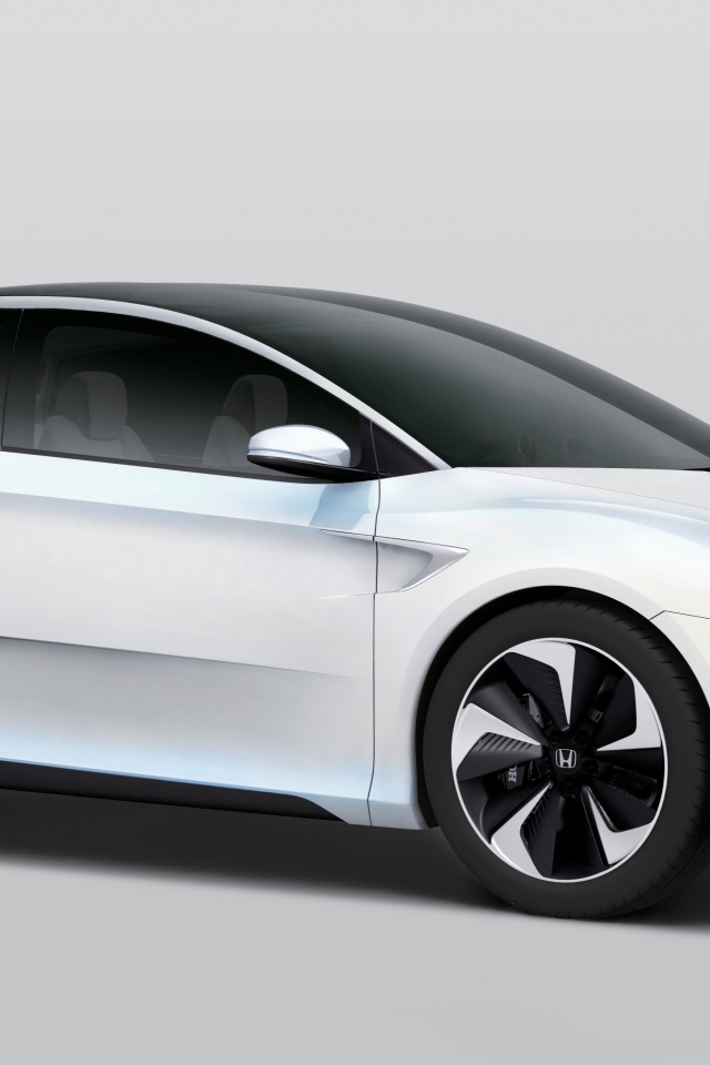 Белый электромобиль  Honda FCv на сером фоне