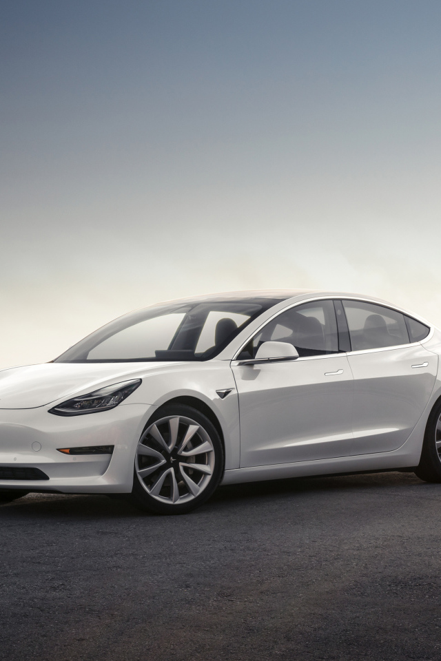 Белый электромобиль Tesla Model 3, 2018 на фоне горизонта