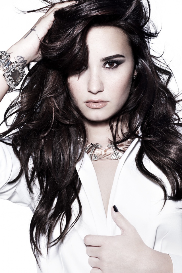 Молодая американская актриса Деми Ловато с татуировкой на руке