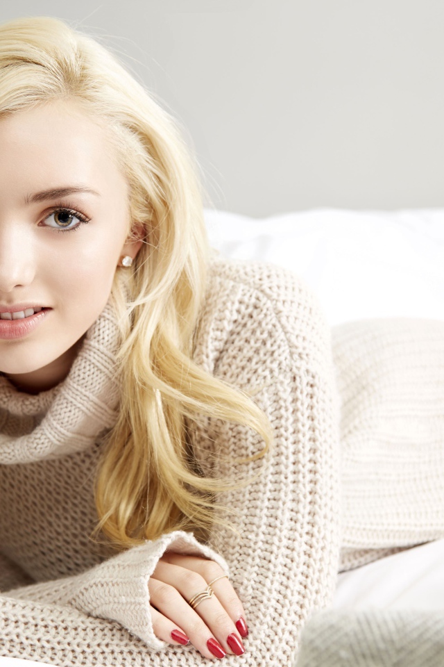 Молодая американская актриса Пейтон Рой Лист в свитере