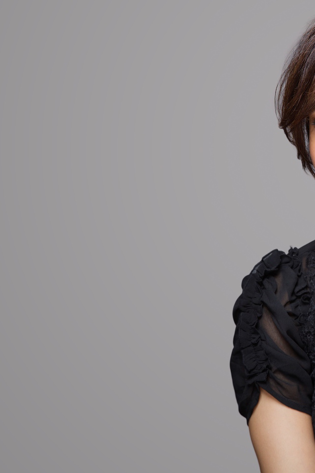 Молодая индийская актриса Неха Шарма в черном платье