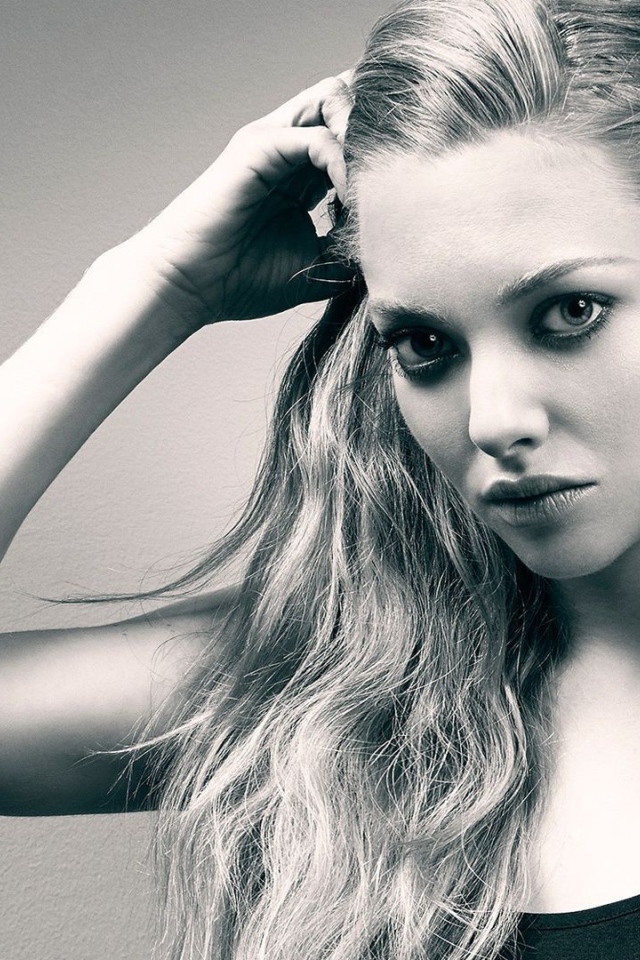 Молодая актриса Аманда Сейфрид,  черно белое фото 