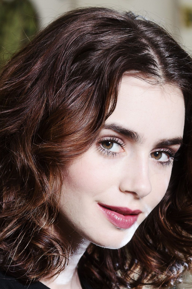 Молодая актриса брюнетка Лили Коллинз