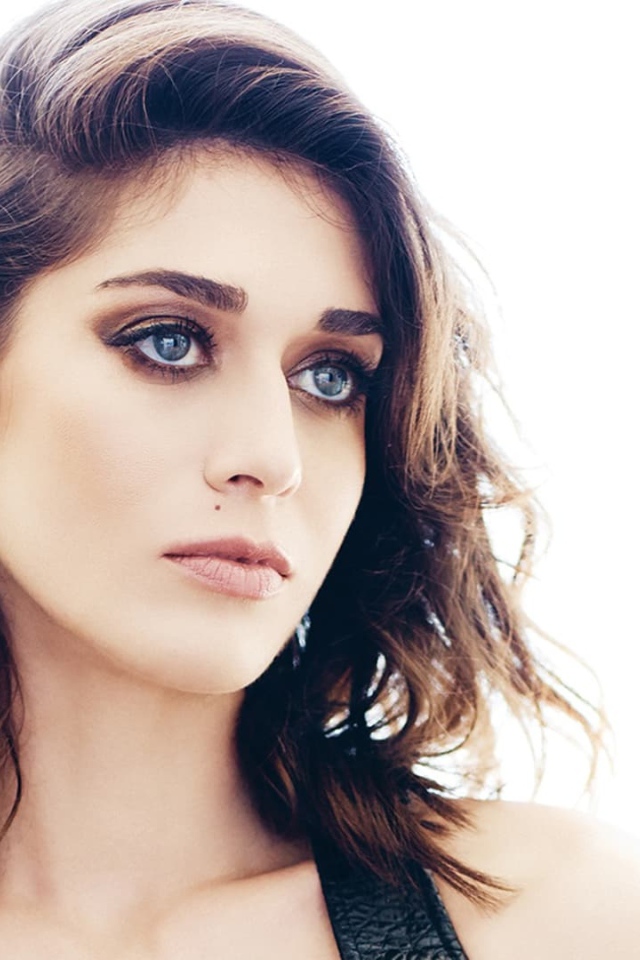 Молодая актриса брюнетка Лиззи Каплан 