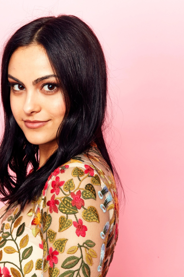 Молодая актриса Камила Мендес фото на розовом фоне