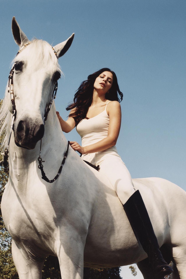 Молодая актриса Кэтрин Макфи на белой лошади 