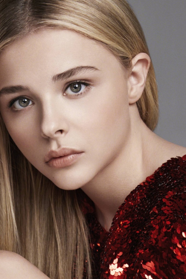 Молодая актриса Хлоя Грейс Морец в красном платье 