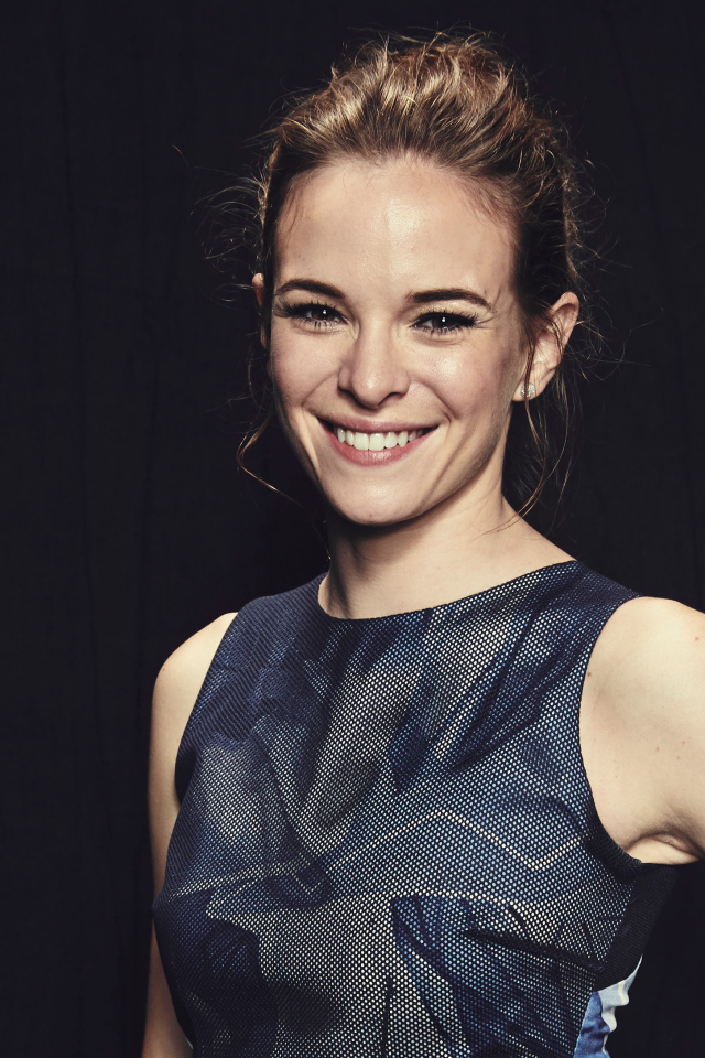 Молодая актриса Даниэль Панабэйкер с очаровательной улыбкой