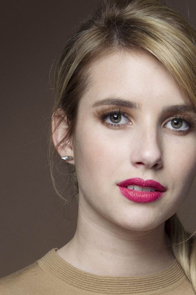 Молодая актриса Эмма Робертс с розовыми губами 