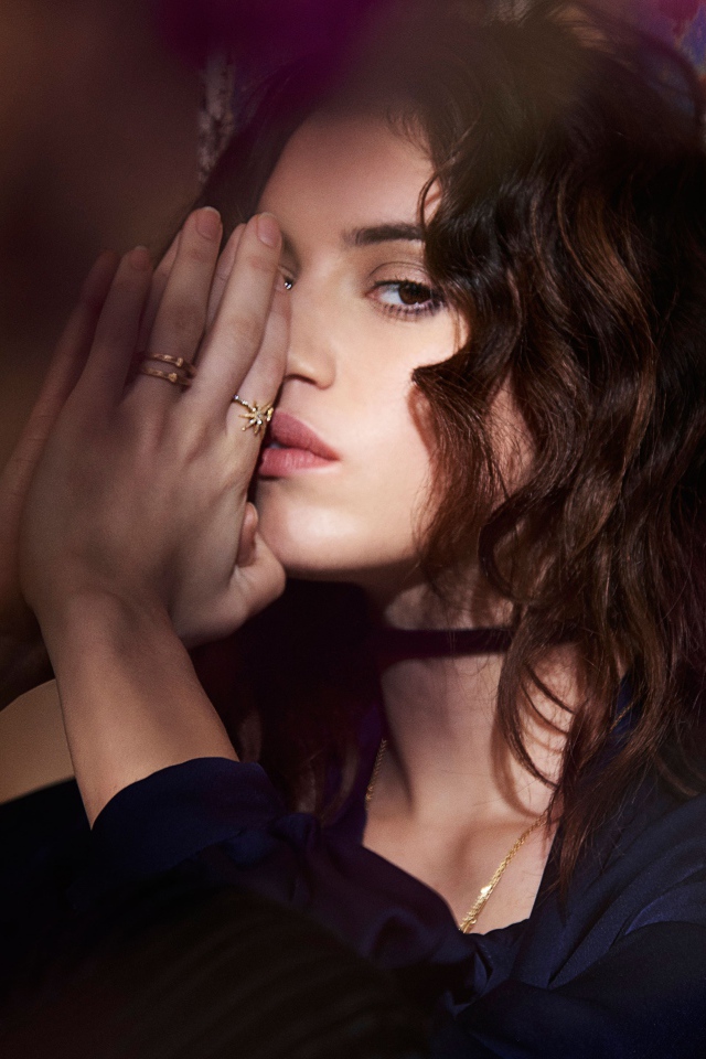 Молодая актриса  Гала Гордон с выразительным взглядом