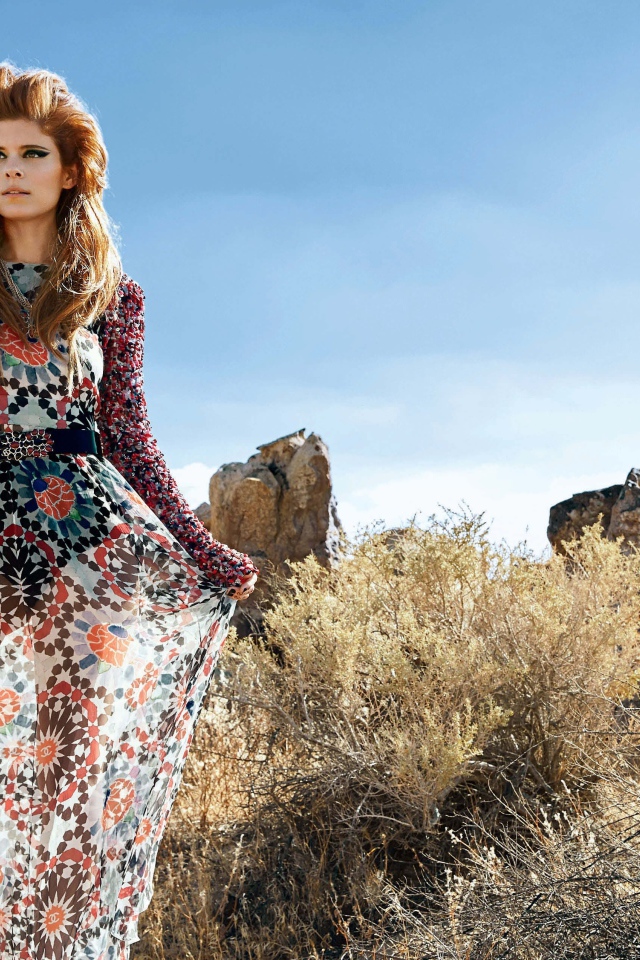 Молодая актриса Кейт Мара в красивом платье 