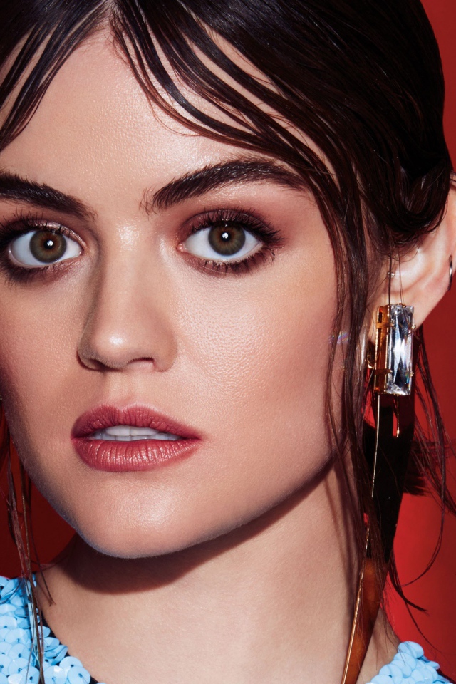 Молодая актриса Люси Хейл, фото на красном фоне