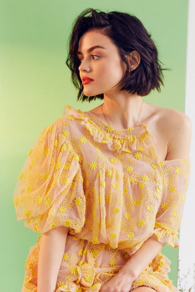 Молодая актриса Люси Хейл в красивом платье отражается в зеркале