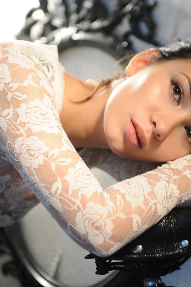 Молодая актриса Селина Жаде в белой кофте