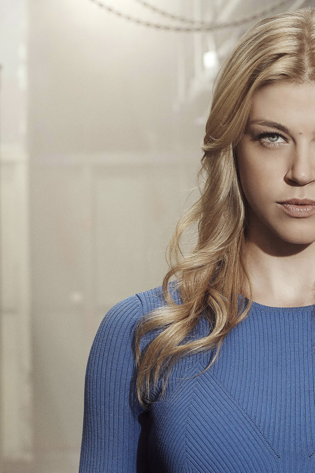 Молодая актриса блондинка Эдрианн Палики