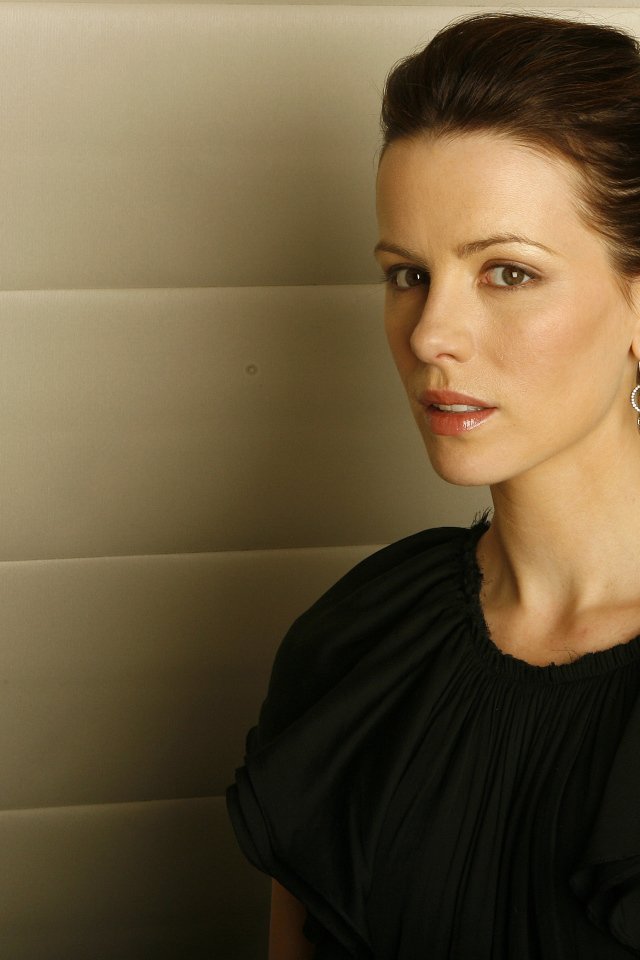 Молодая актриса брюнетка Кейт Бекинсейл 