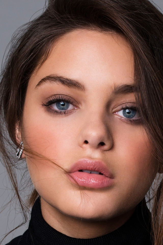 Молодая актриса с красивыми глазами Одейя Раш фото на сером фоне